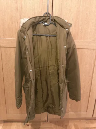 Parka verde con capucha y pelo