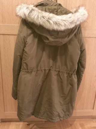Parka verde con capucha y pelo