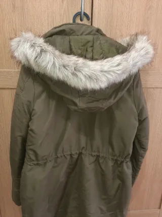 Parka verde con capucha y pelo