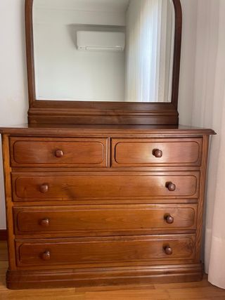 Cômoda de madeira com espelho