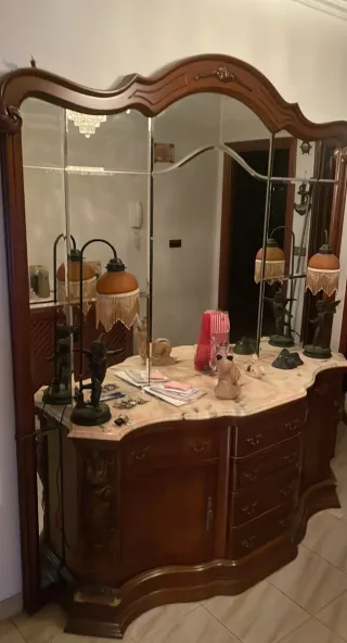 Mueble recibidor con espejo y mármol
