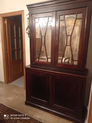 Alacena antigua de madera y cristal