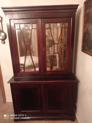 Alacena antigua de madera y cristal