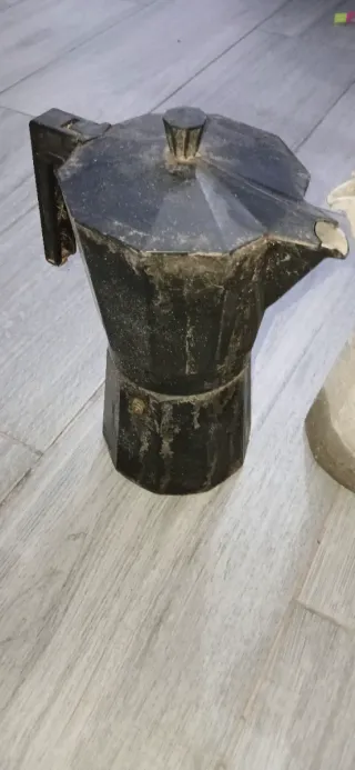 Set di articoli da cucina: caraffa, caffettiere e barattolo