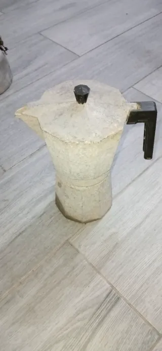 Set di articoli da cucina: caraffa, caffettiere e barattolo