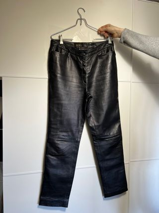 Pantalón de cuero negro