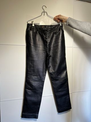 Pantalón de cuero negro