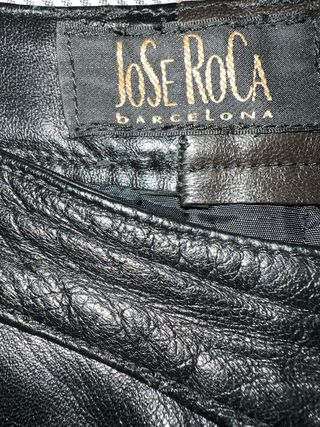 Pantalón de cuero negro