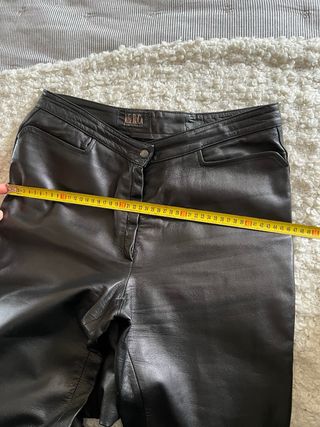 Pantalón de cuero negro