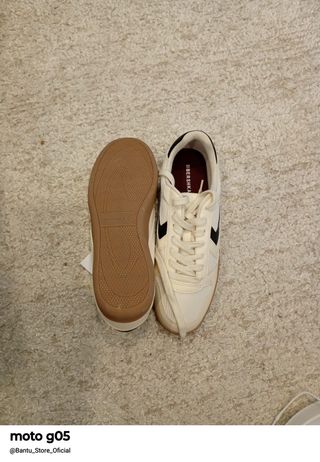 Tênis Bershka bege e preto