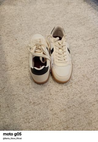 Tênis Bershka bege e preto