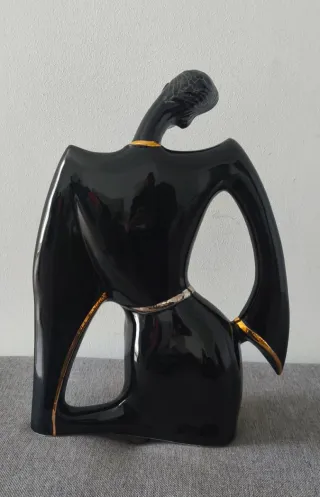 Figura cerámica estilo modernista