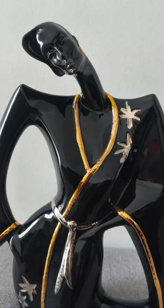 Figura cerámica estilo modernista