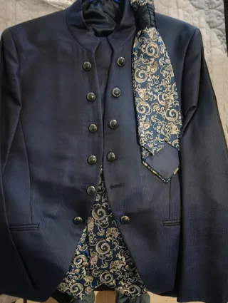 Traje de boda azul con detalles dorados