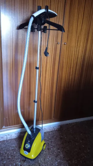 Planchador de vapor vertical amarillo