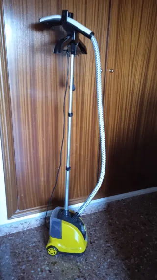 Planchador de vapor vertical amarillo