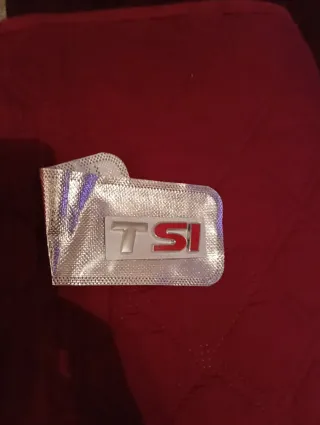 Emblema TSI plateado y rojo