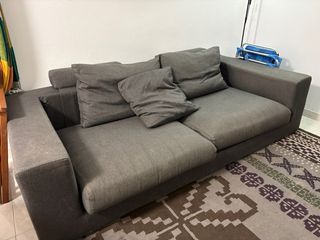 Sofa color gris , medidas 2,30 de ancho por 1,10,