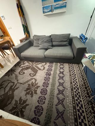 Sofa color gris , medidas 2,30 de ancho por 1,10,