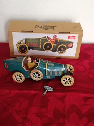 Carro de corda de lata vintage com chave