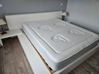 Base cama tatami con cabecero, mesillas y lamparas