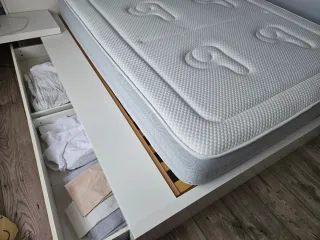 Base cama tatami con cabecero, mesillas y lamparas
