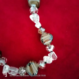 Collar de cuentas multicolor y blanco