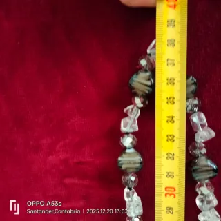 Collar de cuentas multicolor y blanco