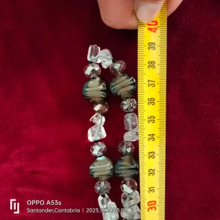 Collar de cuentas multicolor y blanco