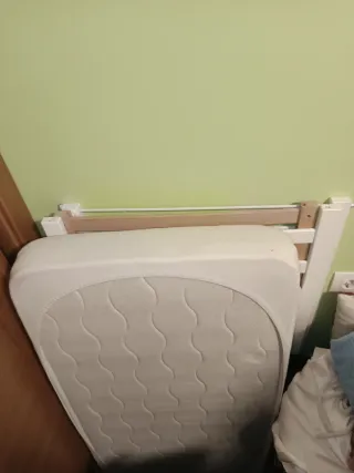 Cuna blanca con osito