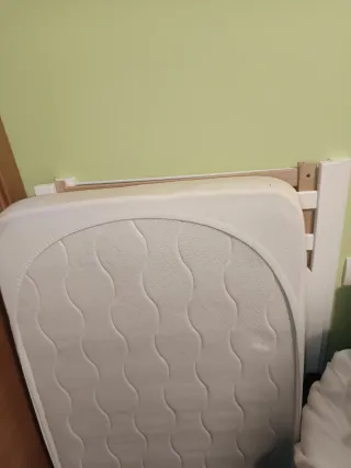 Cuna blanca con osito