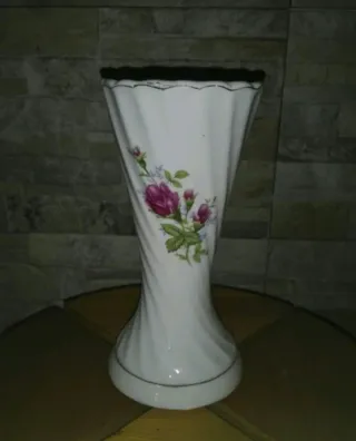 Splendido paio di vasi antichi in porcellana con design di rose