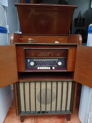 Radio antigua Tocadiscos Mueble Madera Telefunken