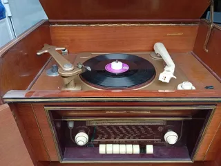 Radio antigua Tocadiscos Mueble Madera Telefunken