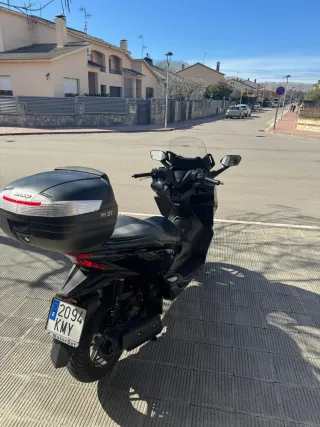 Honda Forza 125 - año 2018 maleta siempre en garaj