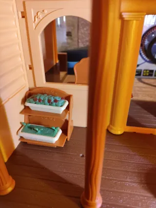 Casa de muñecas naranja