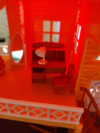 Casa de muñecas naranja