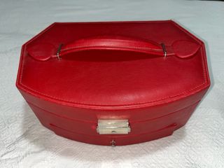 Joyero rojo con asa y cierre