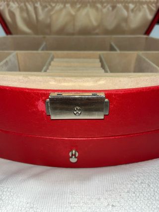 Joyero rojo con asa y cierre