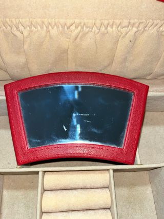 Joyero rojo con asa y cierre