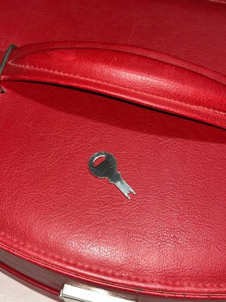 Joyero rojo con asa y cierre