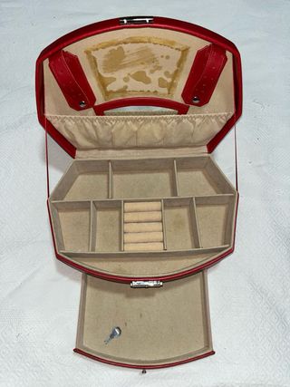 Joyero rojo con asa y cierre