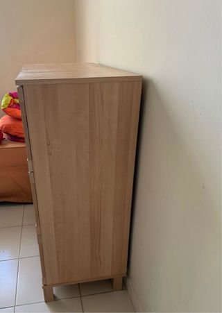 Cómoda de madera con cajones