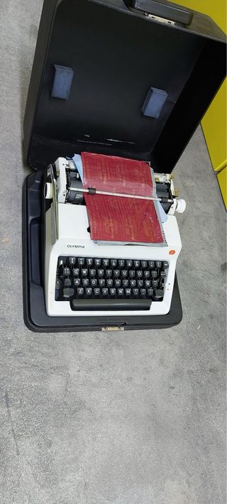 Máquina de escribir Olympia con maletín