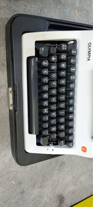 Máquina de escribir Olympia con maletín