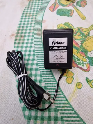 Adaptador Cargador Cyclone AC 220-240V DC 1.25V