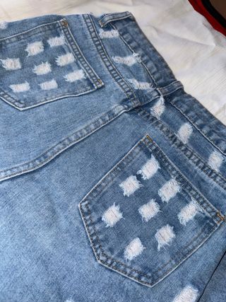 Pantalón vaquero desgastado