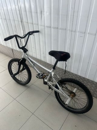 Bicicleta BMX argentata