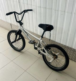 Bicicleta BMX argentata