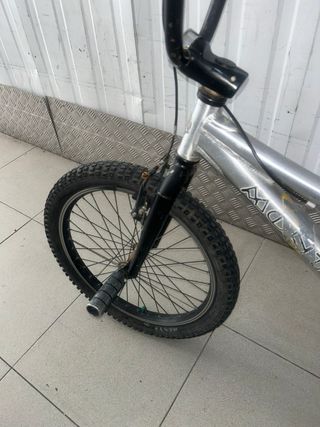 Bicicleta BMX argentata